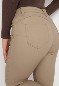 Born2be - Beżowe Spodnie Skinny z Imitacji Skóry Awileda. Okazja: na spotkanie biznesowe, do pracy. Stan: podwyższony. Kolor: beżowy. Materiał: skóra. Sezon: wiosna, zima, jesień. Styl: elegancki, biznesowy, rockowy #3