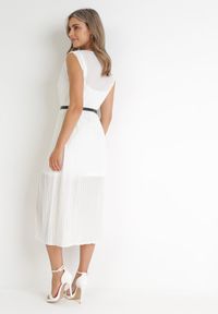 Born2be - Biała Plisowana Sukienka Midi z Paskiem z Imitacji Skóry Sharia. Kolor: biały. Materiał: skóra. Długość rękawa: bez rękawów. Styl: elegancki. Długość: midi #3