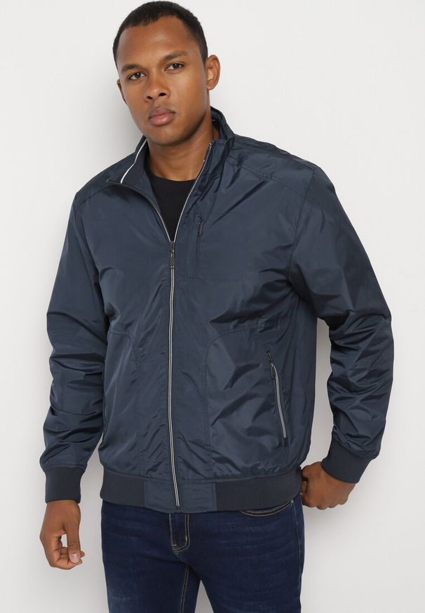 Born2be - Granatowa Kurtka Bomberka z Ociepleniem Nevetala. Okazja: na co dzień, na spotkanie biznesowe. Kolor: niebieski. Materiał: jeans. Długość rękawa: długi rękaw. Długość: długie. Styl: casual, biznesowy