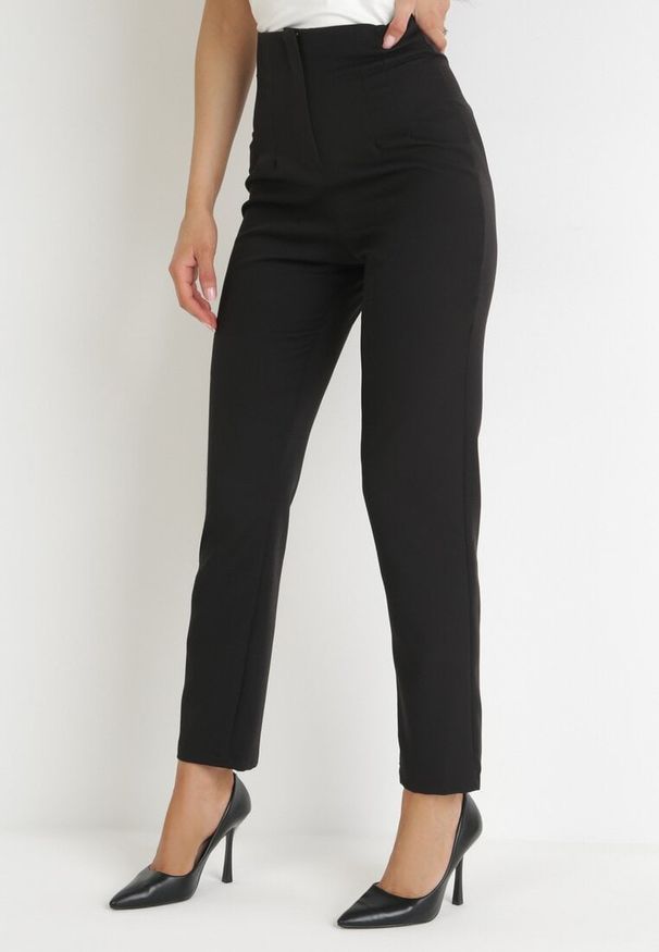 Born2be - Czarne Spodnie Cygaretki High Waist Caphe. Okazja: na co dzień. Stan: podwyższony. Kolor: czarny. Styl: elegancki, casual