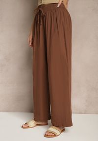 Renee - Brązowe Spodnie High Waist Szerokie z Bawełny Wiązane w Pasie z Gumką w Talii Yaslio. Okazja: na co dzień. Stan: podwyższony. Kolor: brązowy. Materiał: bawełna. Styl: casual, elegancki #4