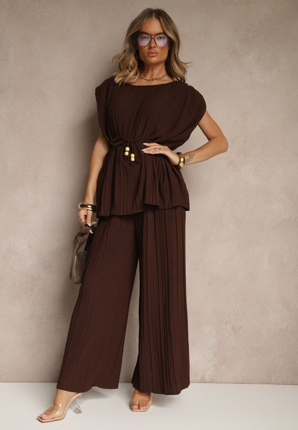 Renee - Brązowy Komplet Spodnie o Szerokim Kroju i Bluzka z Usztywnioną Linią Ramion Nilamira. Kolor: brązowy