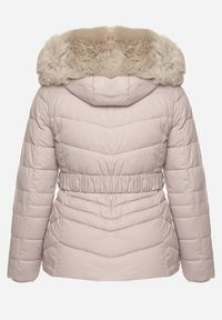 Born2be - Jasnoszara Pikowana Kurtka Zimowa z Paskiem i Kapturem z Futrem z Możliwością Odpięcia Toriella. Okazja: na co dzień. Kolekcja: plus size. Kolor: szary. Długość: długie. Wzór: aplikacja. Materiał: futro. Długość rękawa: długi rękaw. Sezon: zima. Styl: wizytowy, casual, elegancki #4