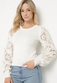 Born2be - Biały Sweter z Wiskozą z Ozdobnymi Ażurowymi Rękawami Ivelvila. Okazja: na co dzień, na spacer. Kolor: biały. Materiał: wiskoza. Wzór: ażurowy. Styl: klasyczny, elegancki, casual #6