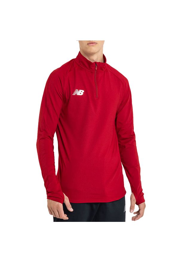 Koszulka New Balance EMT9035RDP - czerwona. Kolor: czerwony. Materiał: materiał, poliester. Długość rękawa: długi rękaw. Długość: długie. Sport: piłka nożna, fitness