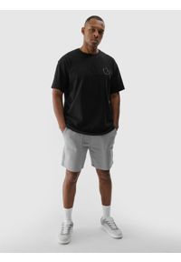4f - T-shirt oversize z nadrukiem męski - czarny. Okazja: na co dzień. Kolor: czarny. Materiał: jersey, bawełna, dzianina. Długość rękawa: krótki rękaw. Długość: krótkie. Wzór: nadruk. Styl: casual, sportowy, klasyczny