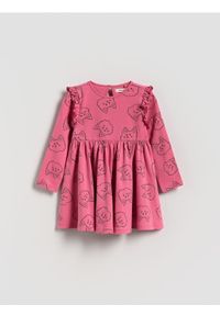 Reserved - Bawełniana sukienka z nadrukiem - różowy. Kolor: różowy. Materiał: bawełna. Wzór: nadruk #1