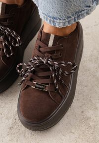 Born2be - Brązowe Zamszowe Sneakersy na Grubej Podeszwie ze Sznurówkami w Paski Vetida. Okazja: na co dzień. Zapięcie: pasek. Kolor: brązowy. Materiał: zamsz. Wzór: paski #7