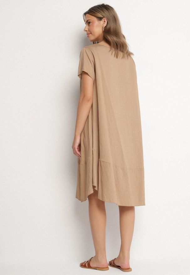 Born2be - Ciemnobeżowa Rozkloszowana Wiskozowa Sukienka Trivoria. Okazja: na co dzień. Kolor: beżowy. Materiał: wiskoza. Długość rękawa: krótki rękaw. Typ sukienki: rozkloszowane. Styl: casual, elegancki