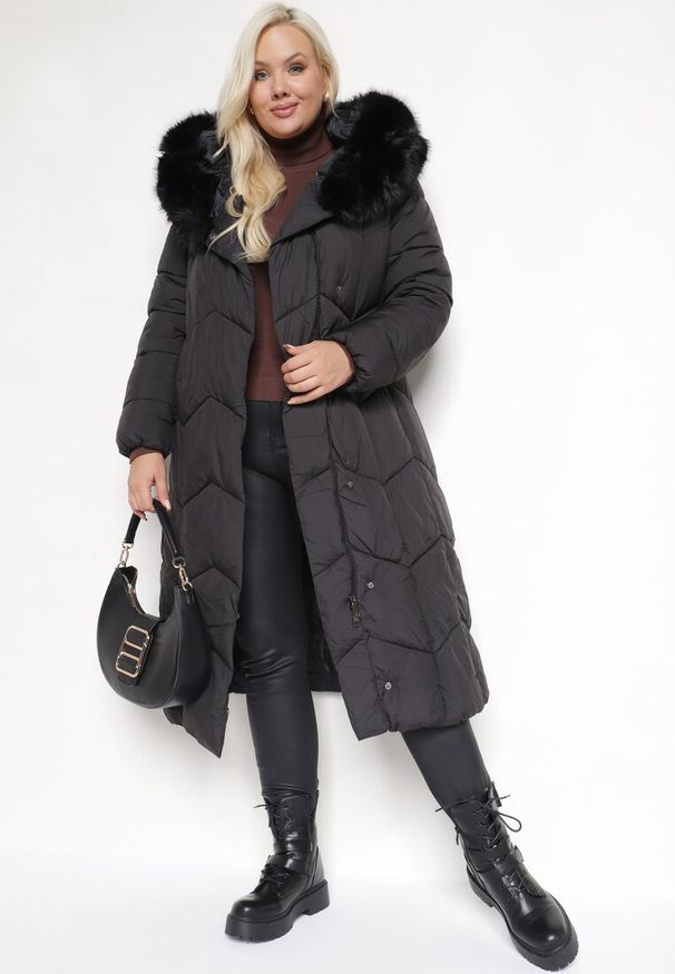 Born2be - Czarna Zimowa Kurtka Pikowana z Kapturem z Odpinanym Futrem i Wiązanym Paskiem Kalirra. Typ kołnierza: kaptur. Kolekcja: plus size. Kolor: czarny. Materiał: futro. Długość rękawa: długi rękaw. Długość: długie. Sezon: zima. Styl: elegancki, klasyczny