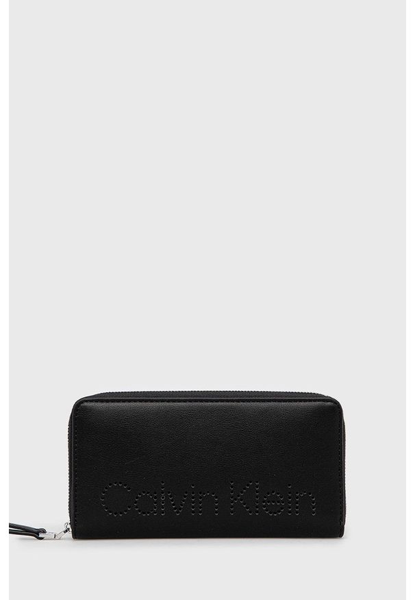 Calvin Klein portfel damski kolor czarny. Kolor: czarny. Materiał: materiał. Wzór: gładki
