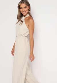 Born2be - Beżowy Kombinezon o Taliowanym Kroju Bez Rękawów Rivassina. Kolor: beżowy. Długość rękawa: bez rękawów. Długość: długie #3
