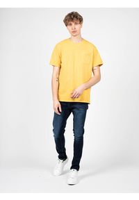 Pepe Jeans T-shirt "Treyson" | PM508536 | Treyson | Mężczyzna | Żółty. Okazja: na co dzień. Kolor: żółty. Materiał: bawełna. Wzór: aplikacja. Styl: casual #1