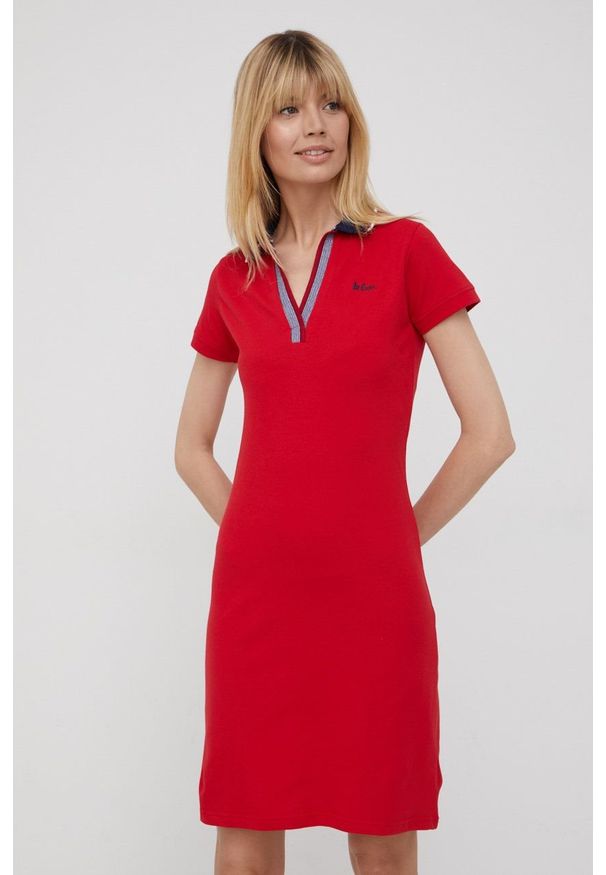 Lee Cooper sukienka kolor czerwony mini prosta. Okazja: na co dzień. Kolor: czerwony. Materiał: dzianina. Długość rękawa: krótki rękaw. Wzór: gładki. Typ sukienki: proste. Styl: casual. Długość: mini