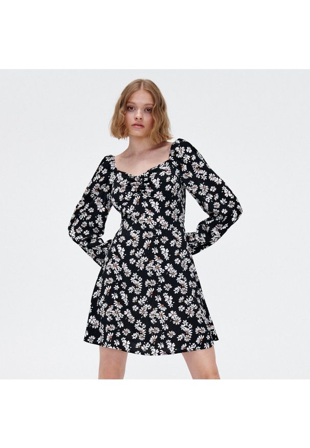 Cropp - Czarna sukienka mini w stokrotki - Czarny. Kolor: czarny. Materiał: wiskoza. Długość rękawa: długi rękaw. Wzór: kwiaty. Długość: mini