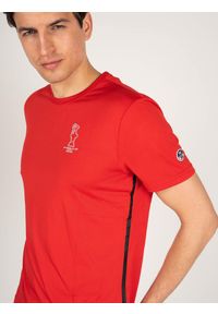 North Sails X Prada T-shirt "Foehn" | 45 2302 000 | T-shirt Foehn | Mężczyzna | Czerwony. Okazja: na co dzień. Kolor: czerwony. Materiał: poliester. Wzór: nadruk, aplikacja. Styl: casual #3