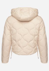 Born2be - Beżowa Kurtka Krótka z Pikowaniem i Odpinanym Kapturem Taraes. Okazja: na co dzień. Kolekcja: plus size. Kolor: beżowy. Materiał: jeans. Długość: krótkie. Styl: casual, elegancki #3