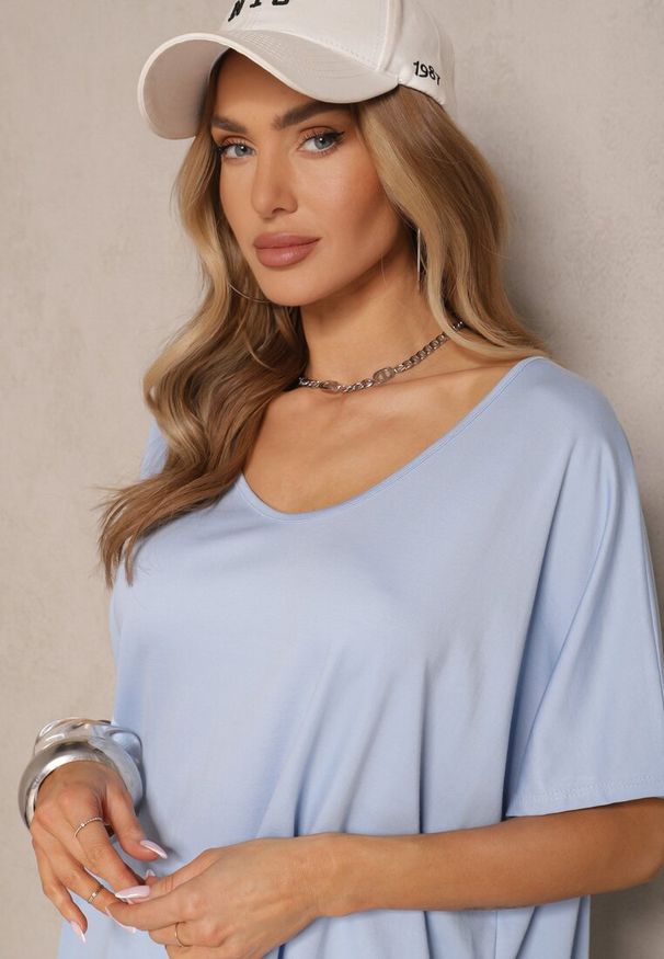 Renee - Jasnoniebieski T-shirt z Wiskozą w Stylu Nietoperza Liofala. Okazja: na co dzień. Kolor: niebieski. Materiał: wiskoza. Styl: casual, elegancki