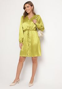 Born2be - Zielona Satynowa Sukienka Koszulowa z Paskiem i Cyrkoniami Poledia. Okazja: na imprezę. Kolor: zielony. Materiał: satyna. Wzór: aplikacja. Typ sukienki: koszulowe #3