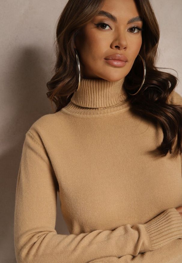 Renee - Ciemnobeżowy Golf Sweter o Dopasowanym Kroju z Kaszmirem Zairith. Okazja: do pracy, na spacer, na co dzień, na spotkanie biznesowe. Typ kołnierza: golf. Kolor: beżowy. Materiał: kaszmir. Wzór: aplikacja. Styl: klasyczny, casual, elegancki, biznesowy