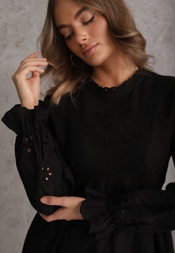 Renee - Czarna Rustykalna Sukienka z Bawełną Zdobiona Haftem i Ażurowymi Wycięciami Winlith. Okazja: na co dzień. Kolor: czarny. Materiał: bawełna. Wzór: ażurowy, haft, aplikacja. Styl: casual, klasyczny