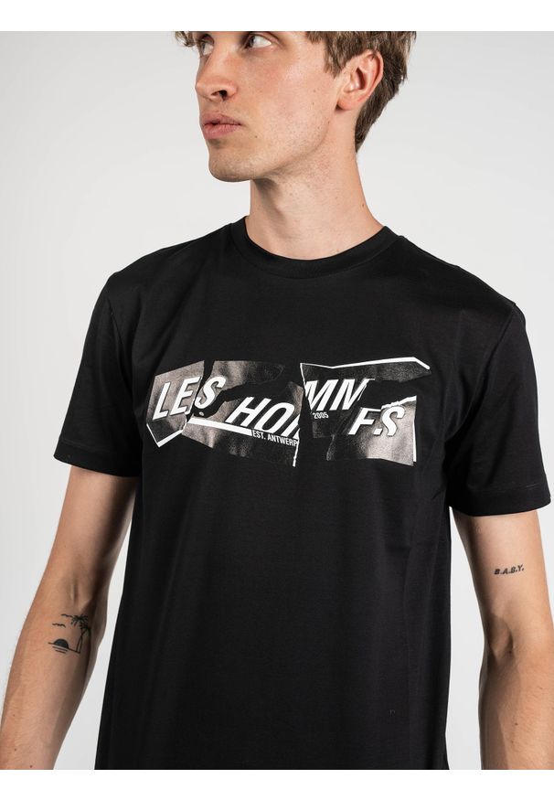 Les Hommes T-shirt | LLT202-717P | Round Neck T-Shirt | Mężczyzna | Czarny. Okazja: na co dzień. Kolor: czarny. Materiał: bawełna. Wzór: nadruk. Styl: casual