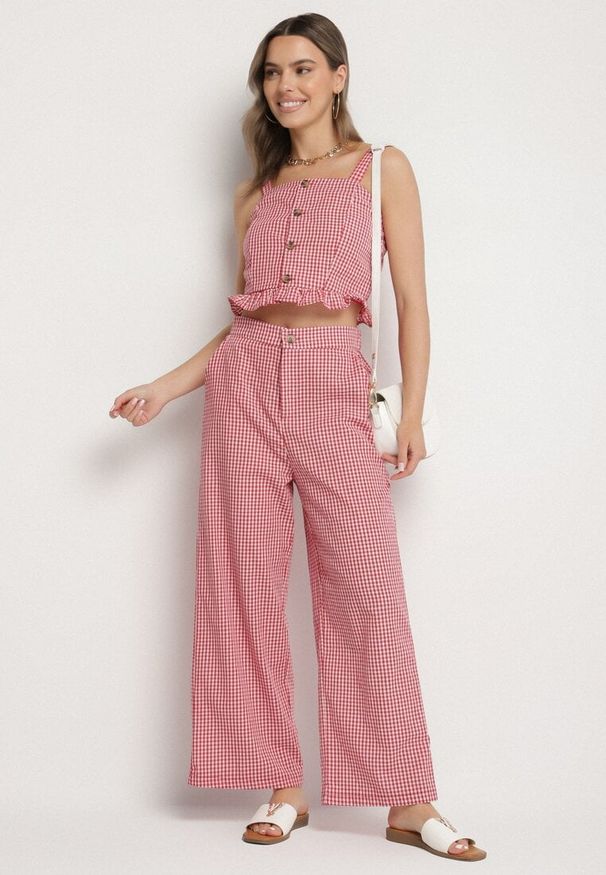 Born2be - Czerwona Bluzka Top ze Wzorem Kraty Ozdobiony Falbanką i Guzikami Folorae. Okazja: na co dzień. Kolor: czerwony. Materiał: jeans. Długość rękawa: na ramiączkach. Długość: krótkie. Wzór: aplikacja. Styl: casual, elegancki