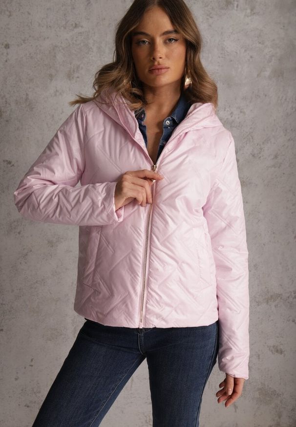 Renee - Różowa Pikowana Kurtka z Nieodpinanym Kapturem z Ozdobną Naszywką Chloreris. Okazja: na co dzień. Kolor: różowy. Materiał: poliester, jeans. Wzór: aplikacja. Sezon: wiosna. Styl: casual