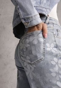 Renee - Niebieskie Szerokie Jeansy z Bawełną w Kwiaty Zinnetta. Okazja: na co dzień. Stan: podwyższony. Kolor: niebieski. Wzór: kwiaty. Styl: casual #2