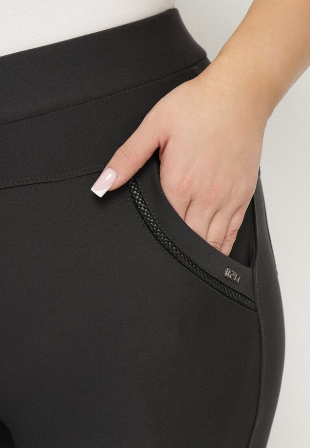 Born2be - Ciemnoszare Spodnie o Dopasowanym Kroju z Gumką w Talii Stellivae. Okazja: na spotkanie biznesowe, na co dzień. Kolekcja: plus size. Kolor: szary. Styl: biznesowy, casual
