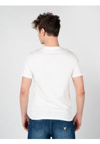 Guess T-Shirt "Tolby" | X2RI06KAK91 | Mężczyzna | Biały. Okazja: na co dzień. Kolor: biały. Materiał: bawełna. Wzór: nadruk. Styl: casual, elegancki