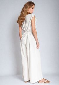 Born2be - Biały Taliowany Kombinezon Koktajlowy z Paskiem w Talii i Falbanami przy Ramionach Vimarine. Okazja: na imprezę. Kolor: biały. Materiał: jeans. Styl: wizytowy #6