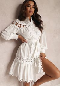 Renee - Biała Sukienka Koszulowa Achusa. Kolor: biały. Materiał: tkanina. Sezon: wiosna, jesień, lato. Typ sukienki: koszulowe