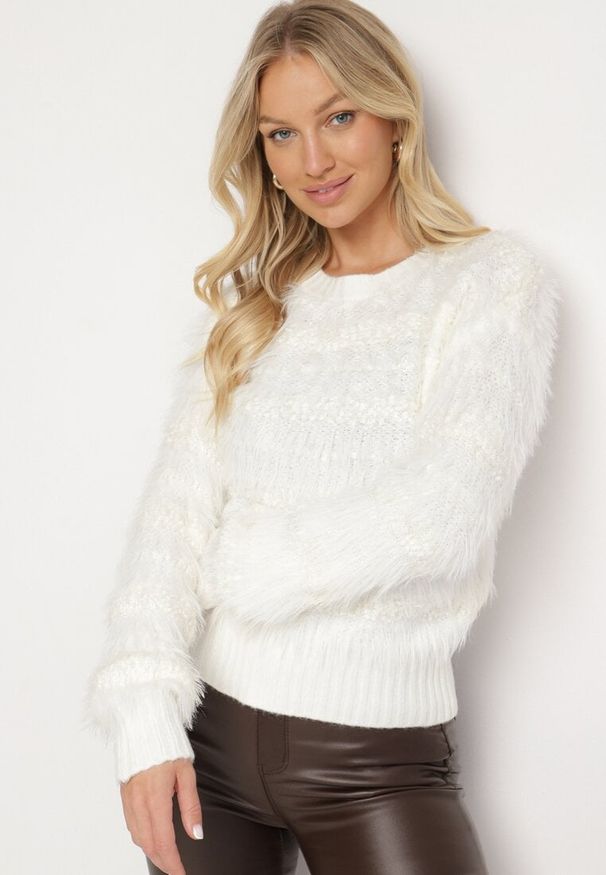 Born2be - Biały Puchaty Sweter z Wełną i Ściągaczami Exenevia. Okazja: na co dzień. Kolor: biały. Materiał: wełna. Długość rękawa: długi rękaw. Długość: długie. Styl: casual