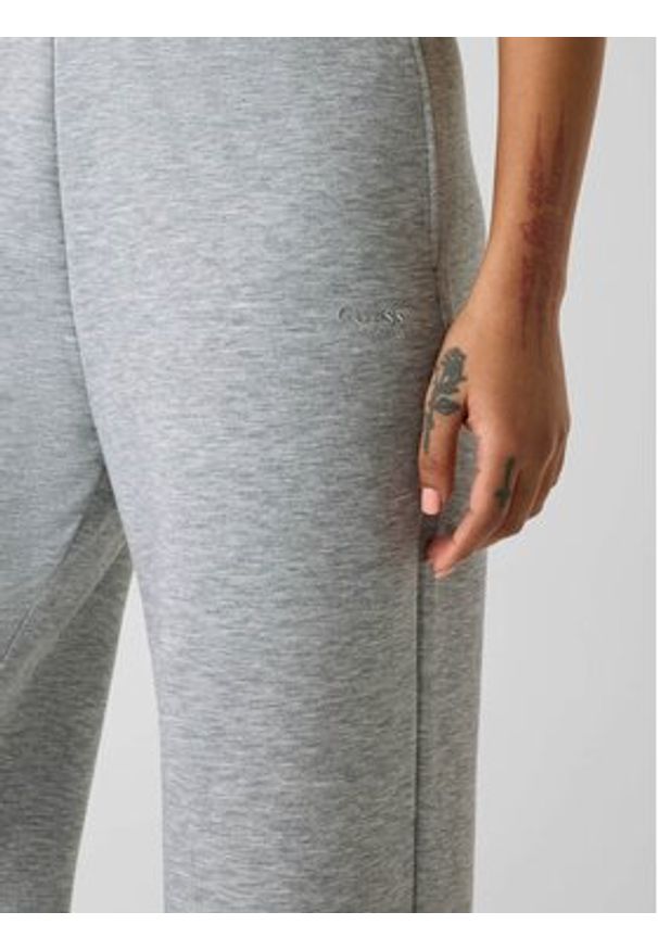 Guess Spodnie materiałowe 181395 Szary Classic Fit. Kolor: szary. Materiał: materiał