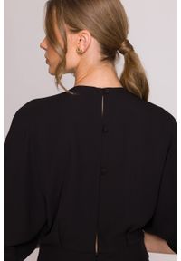 Stylove - Elegancki kombinezon damski z kopertowym dekoltem czarny. Okazja: na imprezę, na komunię, na randkę, na spotkanie biznesowe, na ślub cywilny, na wesele. Kolor: pomarańczowy, czarny, niebieski. Materiał: tkanina. Długość rękawa: krótki rękaw. Długość: krótkie. Wzór: gładki. Styl: elegancki #4