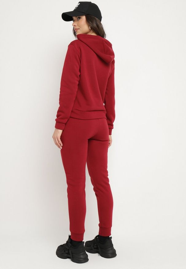 Born2be - Bordowy Ocieplany Komplet Dresowy z Bawełny Joggery i Bluza z Kapturem i Nadrukiem Filola. Kolor: czerwony. Materiał: dresówka, bawełna. Wzór: nadruk