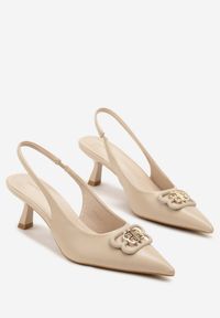Renee - Ciemnobeżowe Sandały Vices na Kaczuszce Typu Slingback Ozdobione Metaliczną Aplikacją Lilarunea. Okazja: na co dzień. Kolor: beżowy. Materiał: jeans. Wzór: aplikacja. Sezon: lato. Obcas: na szpilce. Styl: elegancki, casual #6
