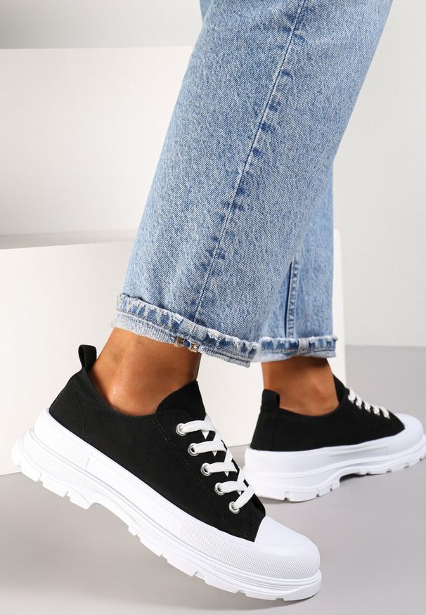 Renee - Czarne Trampki Phelithoe. Wysokość cholewki: przed kostkę. Nosek buta: okrągły. Kolor: czarny. Materiał: materiał, guma, jeans. Szerokość cholewki: normalna. Wzór: gładki, jednolity