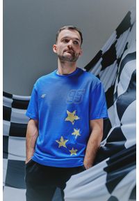 4f - 4F T-shirt regular z nadrukiem uniseks 4F x Bartosz Zmarzlik - niebieski XL. Okazja: na co dzień. Kolor: niebieski. Materiał: materiał, bawełna. Wzór: nadruk. Styl: casual, klasyczny, sportowy #1