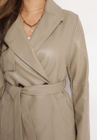 Born2be - Beżowy Dwurzędowy Płaszcz z Imitacji Skóry Kurtka Wiązana w Talii Lepari. Okazja: na co dzień. Kolor: beżowy. Materiał: skóra. Wzór: aplikacja. Sezon: jesień, wiosna. Styl: klasyczny, casual, elegancki #2