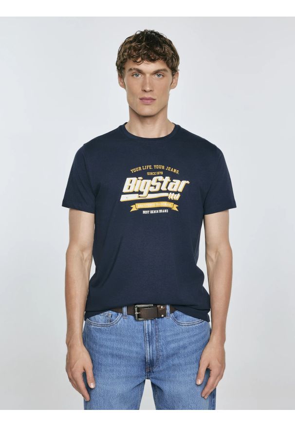 Big-Star - Koszulka męska z nadrukiem granatowa Briss 403. Okazja: na co dzień. Kolor: niebieski. Materiał: jeans, bawełna, skóra. Wzór: nadruk. Styl: vintage, klasyczny, casual