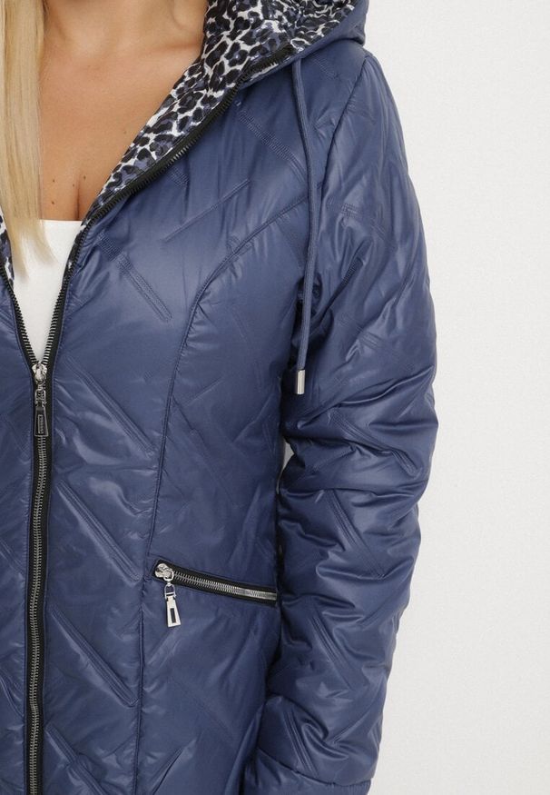 Born2be - Niebieska Pikowana Kurtka z Kapturem i Podszewką w Panterkę Felandre. Okazja: na co dzień, na spacer. Typ kołnierza: kaptur. Kolekcja: plus size. Kolor: niebieski. Materiał: jeans. Wzór: motyw zwierzęcy. Styl: klasyczny, casual