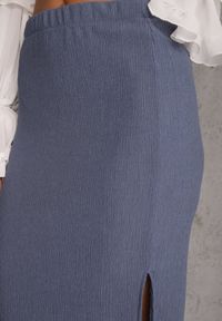 Renee - Niebieska Teksturowana Spódnica Ołówkowa z Rozcięciem z Boku Piremilia. Okazja: na co dzień, na spacer. Kolor: niebieski. Materiał: tkanina. Styl: casual, elegancki #5