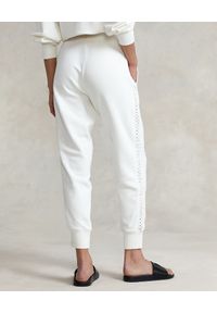 Ralph Lauren - RALPH LAUREN - Białe spodnie dresowe ze zdobieniem. Kolor: biały. Materiał: dresówka. Wzór: aplikacja #4