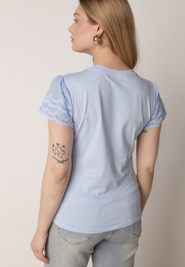 Born2be - Niebieski Bawełniany T-shirt z Koronkowymi Rękawami Carilynore. Okazja: na co dzień. Kolor: niebieski. Materiał: bawełna, koronka. Styl: elegancki, klasyczny, casual