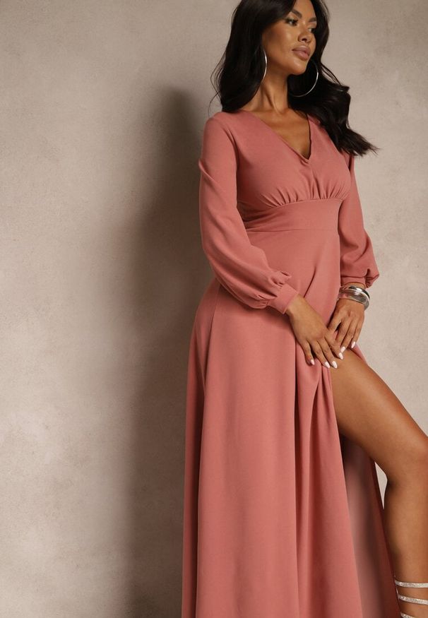 Renee - Różowa Koktajlowa Sukienka z Ozdobnym Rozcięciem na Nogę Erullia. Okazja: na imprezę. Kolor: różowy. Styl: wizytowy