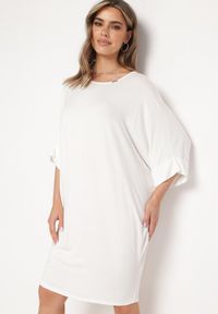 Born2be - Biała Wiskozowa Sukienka w Stylu T-shirt z Krótkim Rękawem Fianessa. Okazja: na spotkanie biznesowe. Kolor: biały. Materiał: wiskoza. Długość rękawa: krótki rękaw. Wzór: aplikacja. Styl: biznesowy, klasyczny #7
