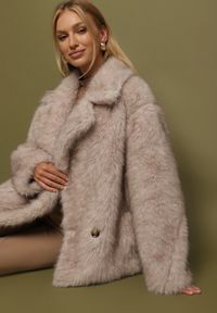 Born2be - Beżowa Dwurzędowa Kurtka Futerko o Fasonie Oversize Asinella. Okazja: na co dzień, na randkę, na spacer. Kolor: beżowy. Materiał: futro. Styl: casual #4