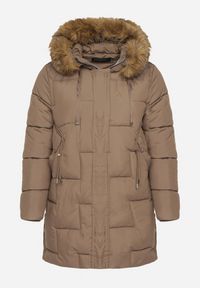 Born2be - Brązowa Pikowana Kurtka z Kapturem z Futerkiem Ruvite. Typ kołnierza: kaptur. Kolekcja: plus size. Kolor: brązowy. Materiał: futro #6